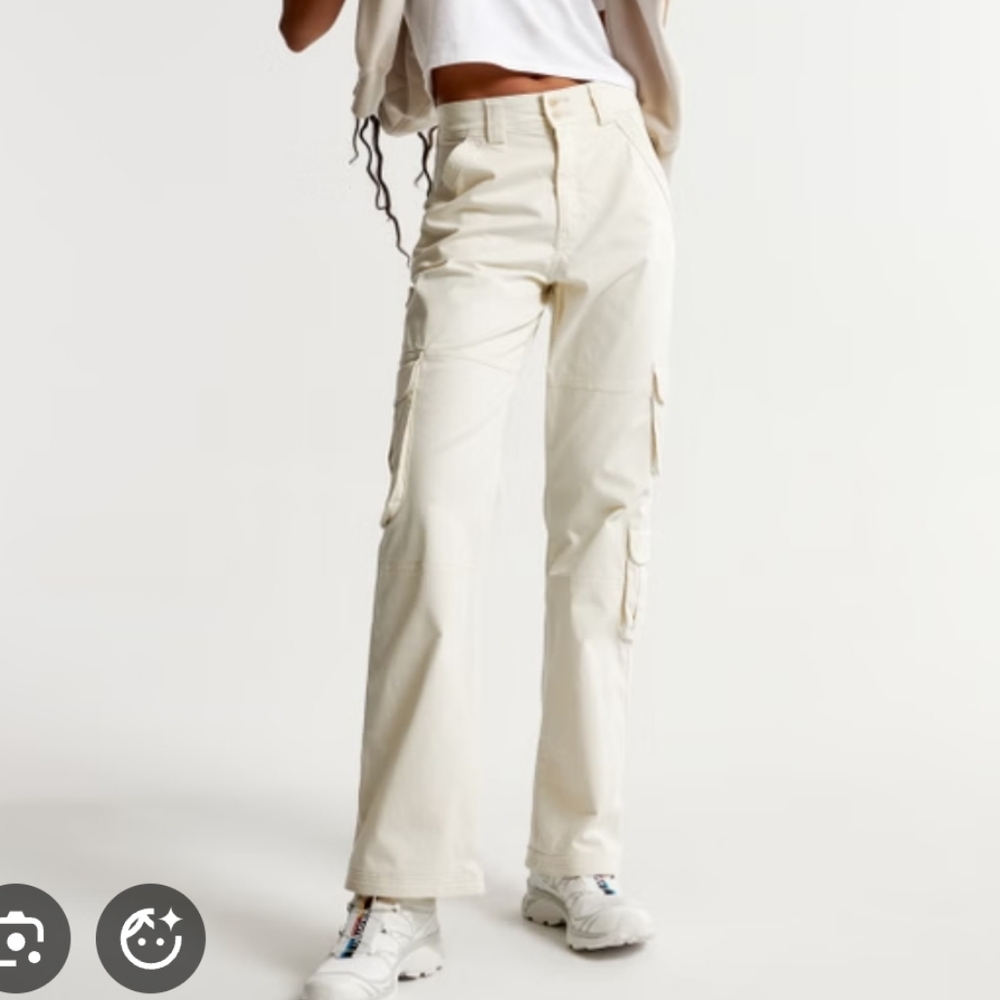 NWOT Abercrombie and Fitch Relaxed Cargo Pant - Cream, 27/4 REGULAR LENGTH
